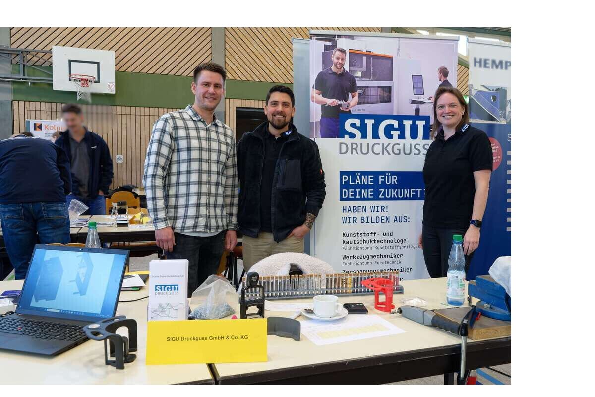 Mitarbeiter am Stand von Sigu Druckguss auf dem Berufsparcours